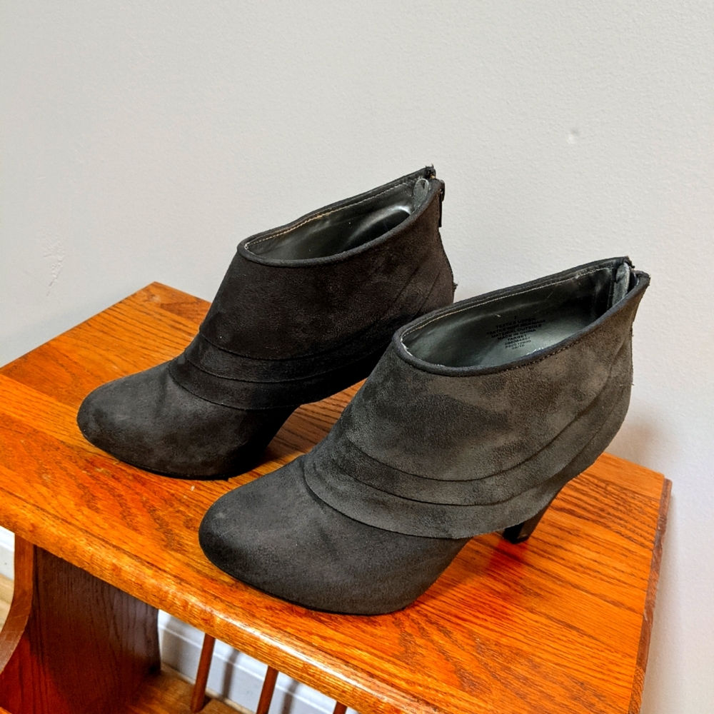 Mossimo gray boots